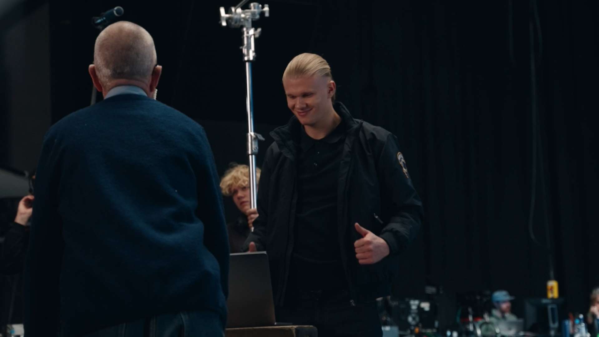 则扮演了中 则扮演了中